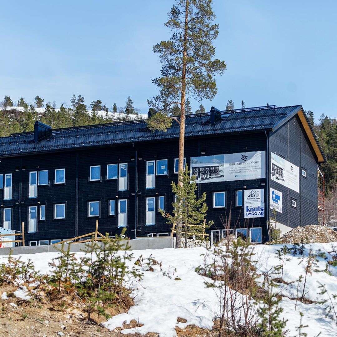 Fjällhotell byggd av knuts bygg i vacker miljö